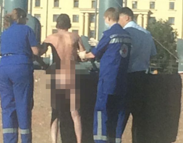 В Архангельске голый мужчина с паспортом и банкой меда взобрался на памятник Ленину