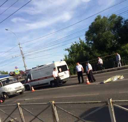 В Липецке водитель сбил женщину с двумя детьми. Одна девочка погибла