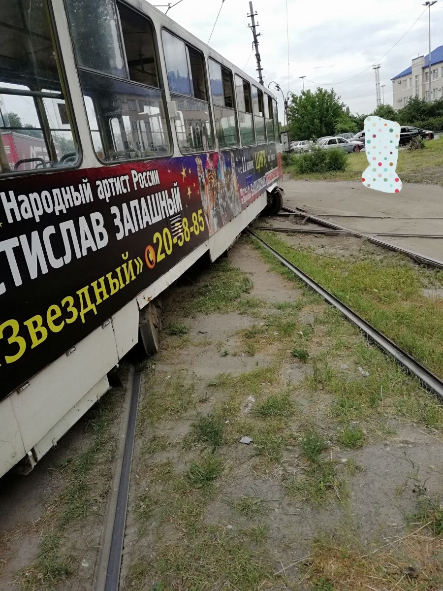 В Липецке трамвай сошел с рельсов (видео)