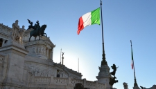 Итальянский премьер призвал отменить автоматическое продление антироссийских санкций