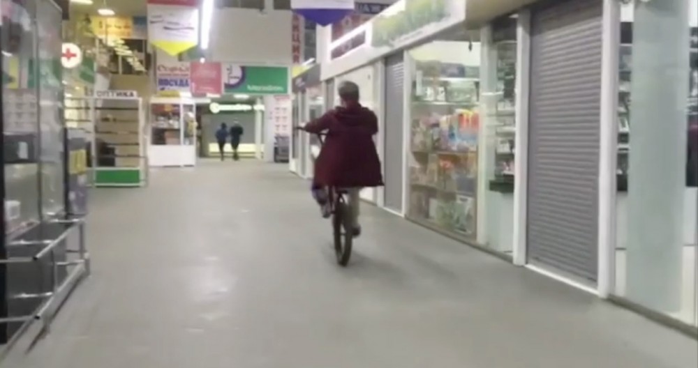 Липчанин заехал в гипермаркет на велосипеде (видео)