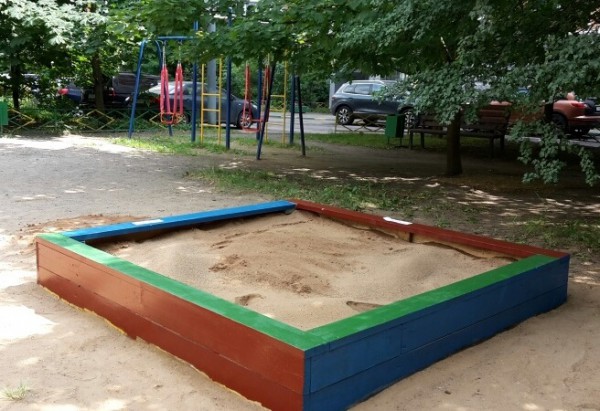 В Новосибирске подросток избил двух игравших в песочнице детей