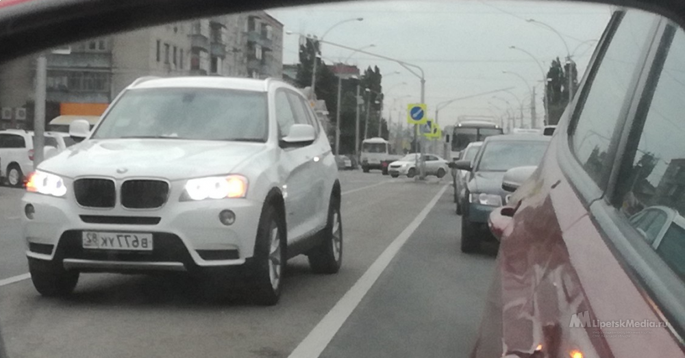 BMW X5 объехал пробку на Плеханова по островку безопасности