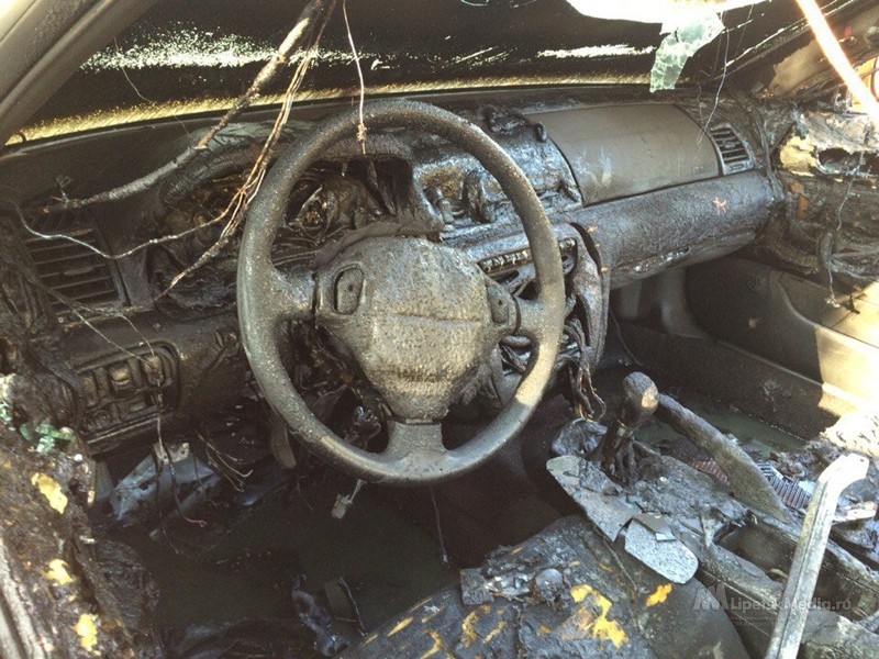 Автомобиль горел ночью в Липецкой области