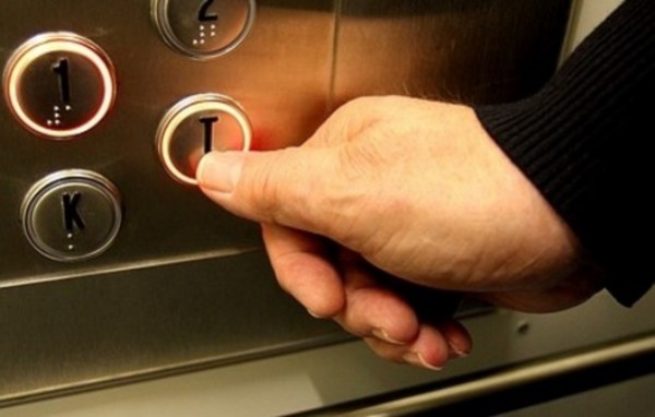 В Москве молодой мужчина пытался изнасиловать пенсионерку в лифте