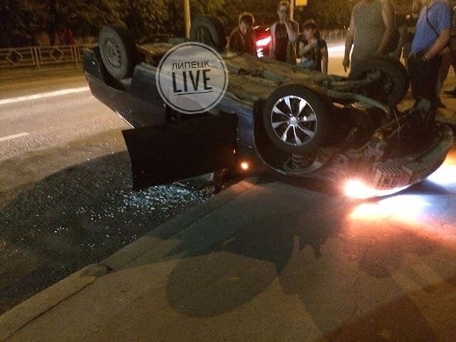 В Липецке автомобиль перевернулся у остановки