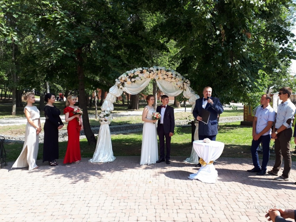 В Нижнем парке  Липецка играют свадьбы