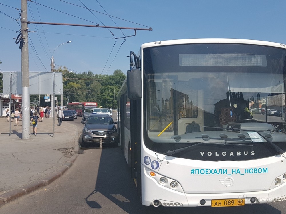 Пассажирский автобус попал в ДТП в Липецке