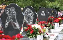 В Ярославле с мемориала Леонтьевского кладбища украли портрет погибшего хоккеиста Ивана Ткаченко