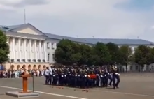 На Советской площади Ярославля  курсанты из Анголы танцем отметили выпуск из училища: видео