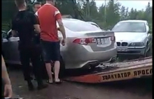 В Ярославле три наряда полиции пять часов пытались забрать машину у пьяного должника