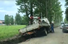 В Ярославле грузовик угодил в траншею: видео