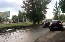 В Ярославле водители вынуждены объезжать огромные ямы по газону: видео
