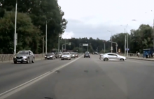 Видео: в Ярославле водитель рванул через двойную сплошную - утюг забыл выключить