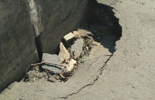 В Рыбинске на набережной проваливается грунт - появились ямы