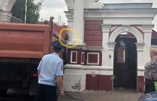 В Ярославле застрявший в воротах Кировского отдела УВД грузовик сбил штукатурку