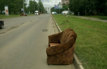 В Ярославле на проезжей части в Брагино забыли диван
