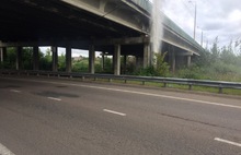 Видео: в Ярославле прямо под мостом из-под земли забил фонтан воды