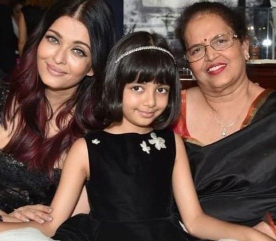 Фанаты восхищены фотографией индийской модели Айшварии Рай с мамой и дочерью