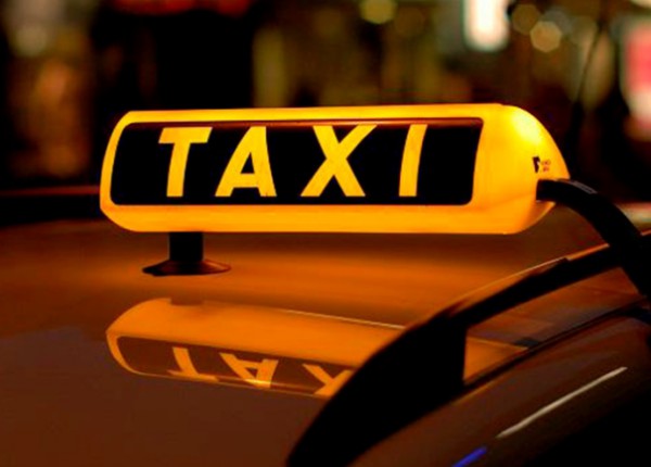 В Екатеринбурге таксист подрался с пассажирами‍: свадьба под угрозой срыва