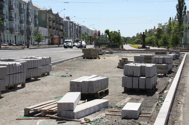 Бордюры и плитку воруют липчане с ремонтируемых улиц