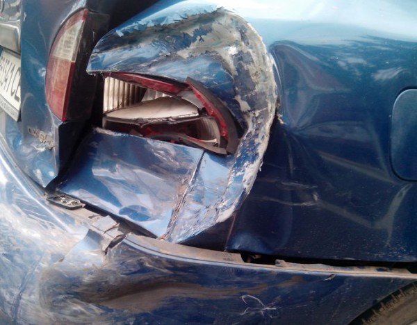 В Екатеринбурге пьяный лихач врезался в забор и лишил зубов пассажира