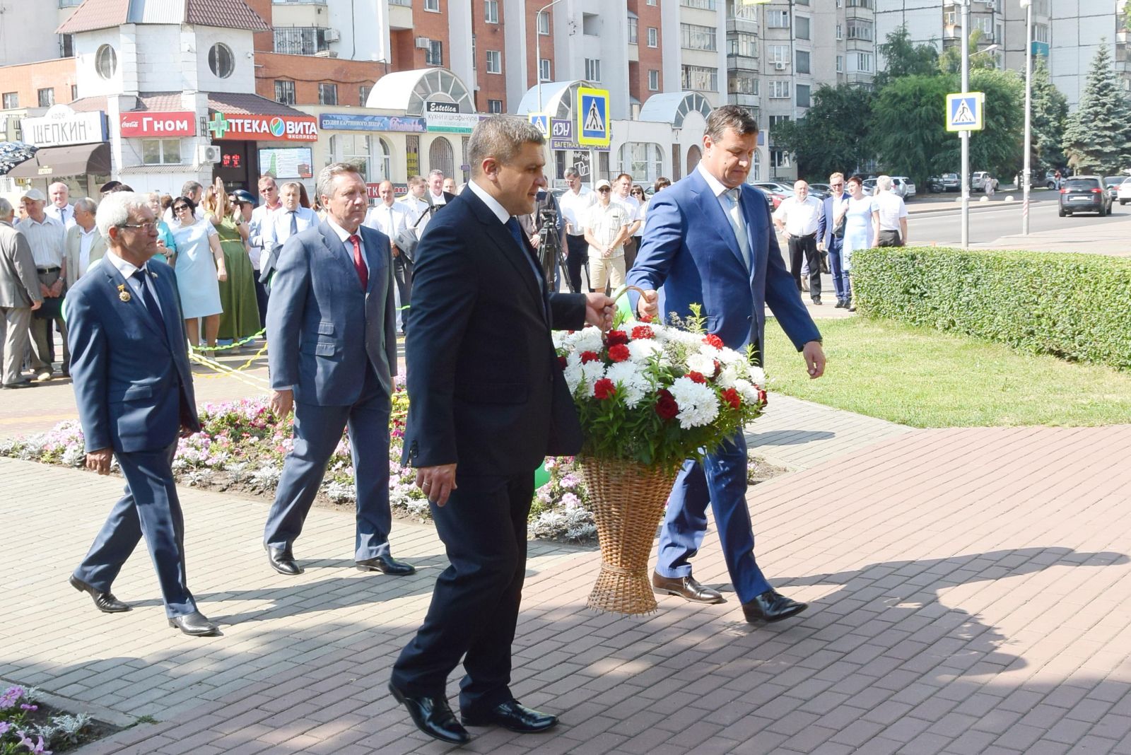 Руководители города и региона возложили цветы к памятнику Митрофану Клюеву