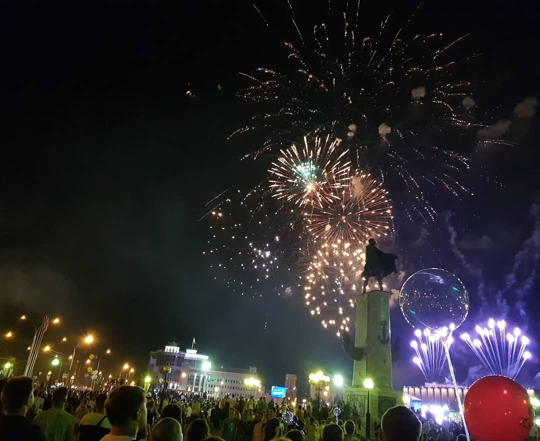 День города: Салют и концерт на площади Петра. Фото и видео