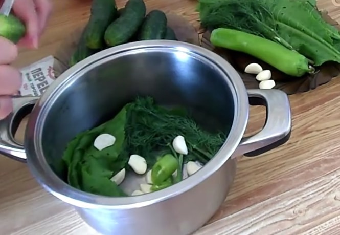 Как сделать малосольные огурцы с чесноком и зеленью быстрого приготовления