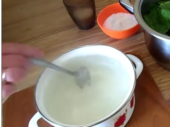 Как сделать малосольные огурцы с чесноком и зеленью быстрого приготовления