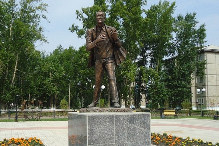 Памятник поэту Евтушенко установили в Иркутской области