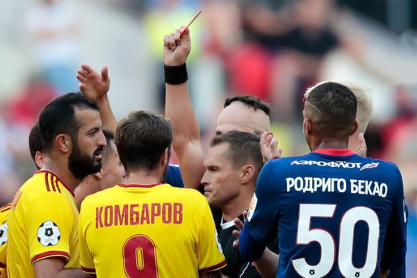 Андрей Бутенко: Судей оскорбляют, а футболистов немного пожурили и остановились