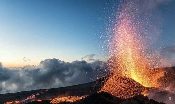 Новое извержение щитового вулкана Питон-де-ла-Фурнез было заснято на камеру