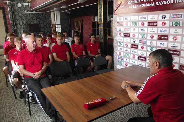 Сергей Новиков рассказал юным футболистам «Химика» о командировке в Чечню