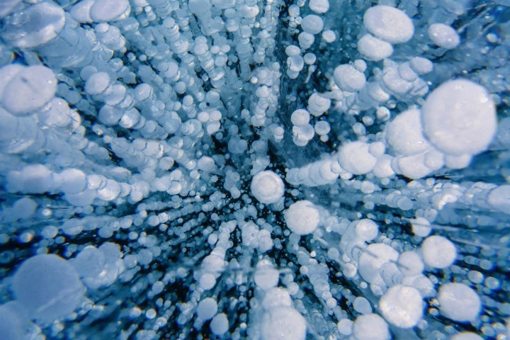 Фото дня: пузыри метана во льду Байкала