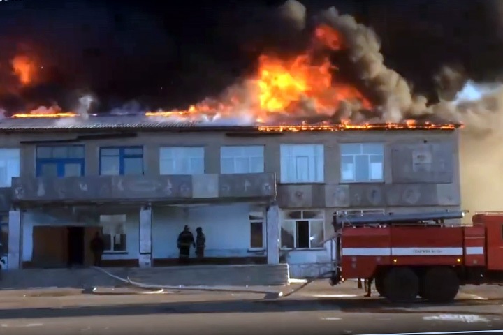 Администрация села горит в Новосибирской области. Видео