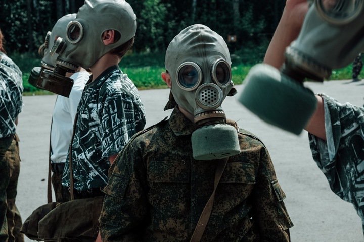 Холостой расстрел, игрушечный танк и киберспорт: как проходят военные соревнования для детей в Новосибирске