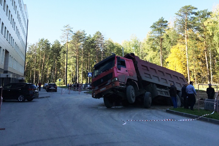 Грузовик провалился под асфальт около НГУ