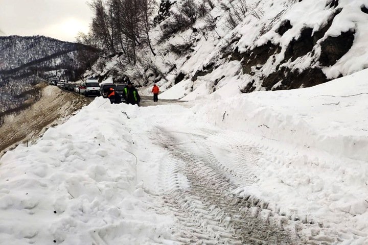 Две лавины обрушились на Чуйский тракт в Республике Алтай