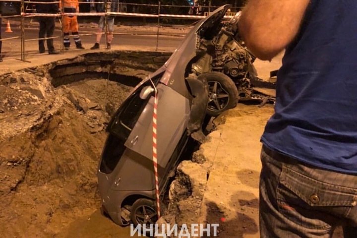 Полиция Кузбасса проверит «проведение дорожных работ» после ДТП с упавшим в яму автомобилем