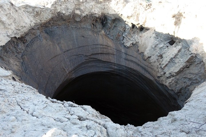 Ученые исследовали кратер в вечной мерзлоте Сибири. Он появился из-за взрыва метана