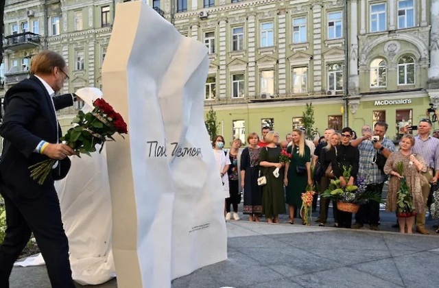 В центре Киева открыли памятник Павлу Шеремету