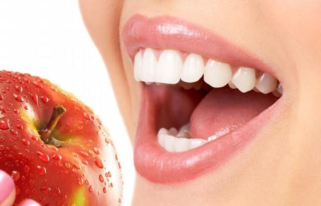 Секрет в питании: 4 главных правила защиты зубов от кариеса, пародонтоза и после протезирования