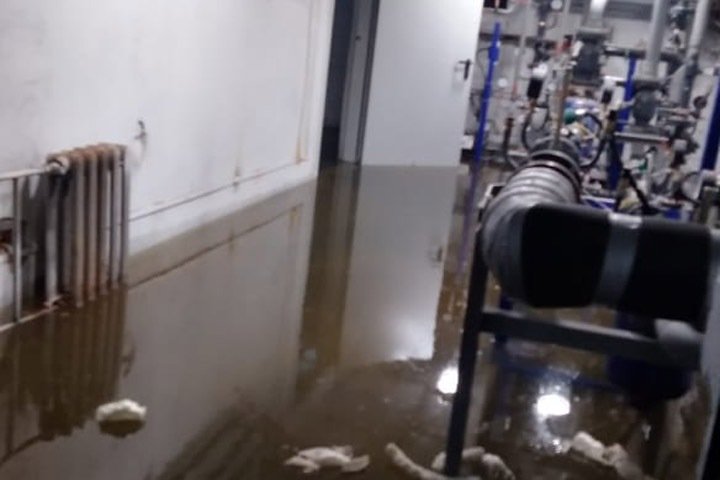 Новый детский сад в Бийске затопило нечистотами
