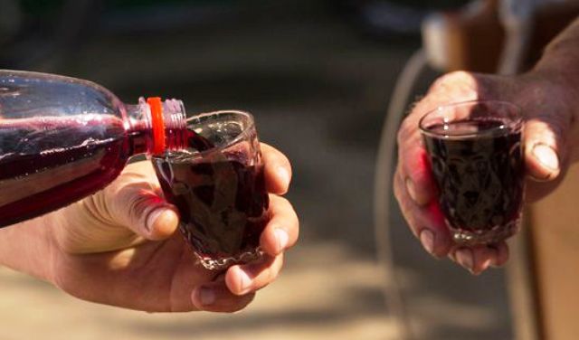 Вино в пластиковой бутылке: чем опасен домашний алкоголь?