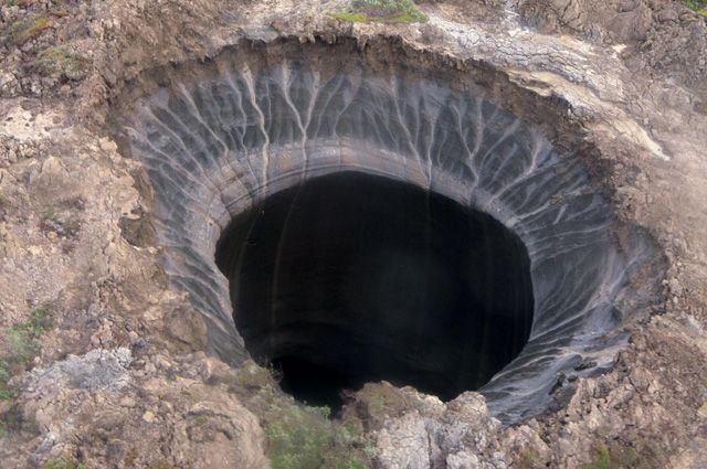 Дыры в мерзлоте. Гигантские воронки на Ямале — символ грядущей катастрофы?