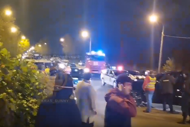 Жители красноярского микрорайона перекрыли дорогу из-за отключения света