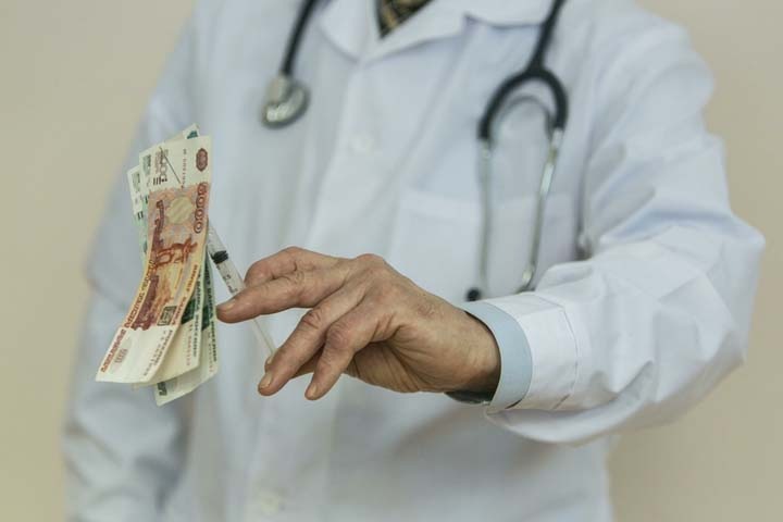 Главврач алтайской больницы получил реальный срок и миллионный штраф за взятки