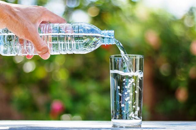 Запей воду водой: как обойтись без лекарств, используя обычную минералку
