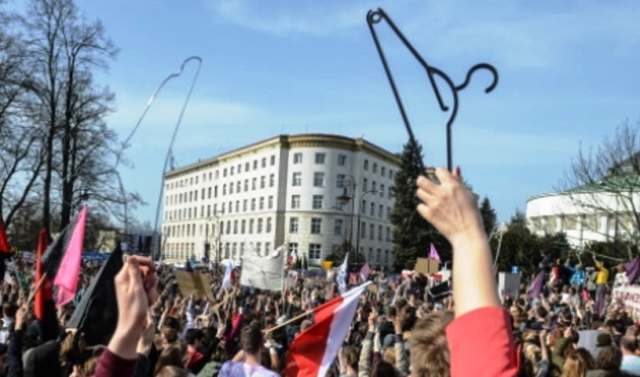Славянский бумеранг. Почему поляки протестуют с вешалками в руках